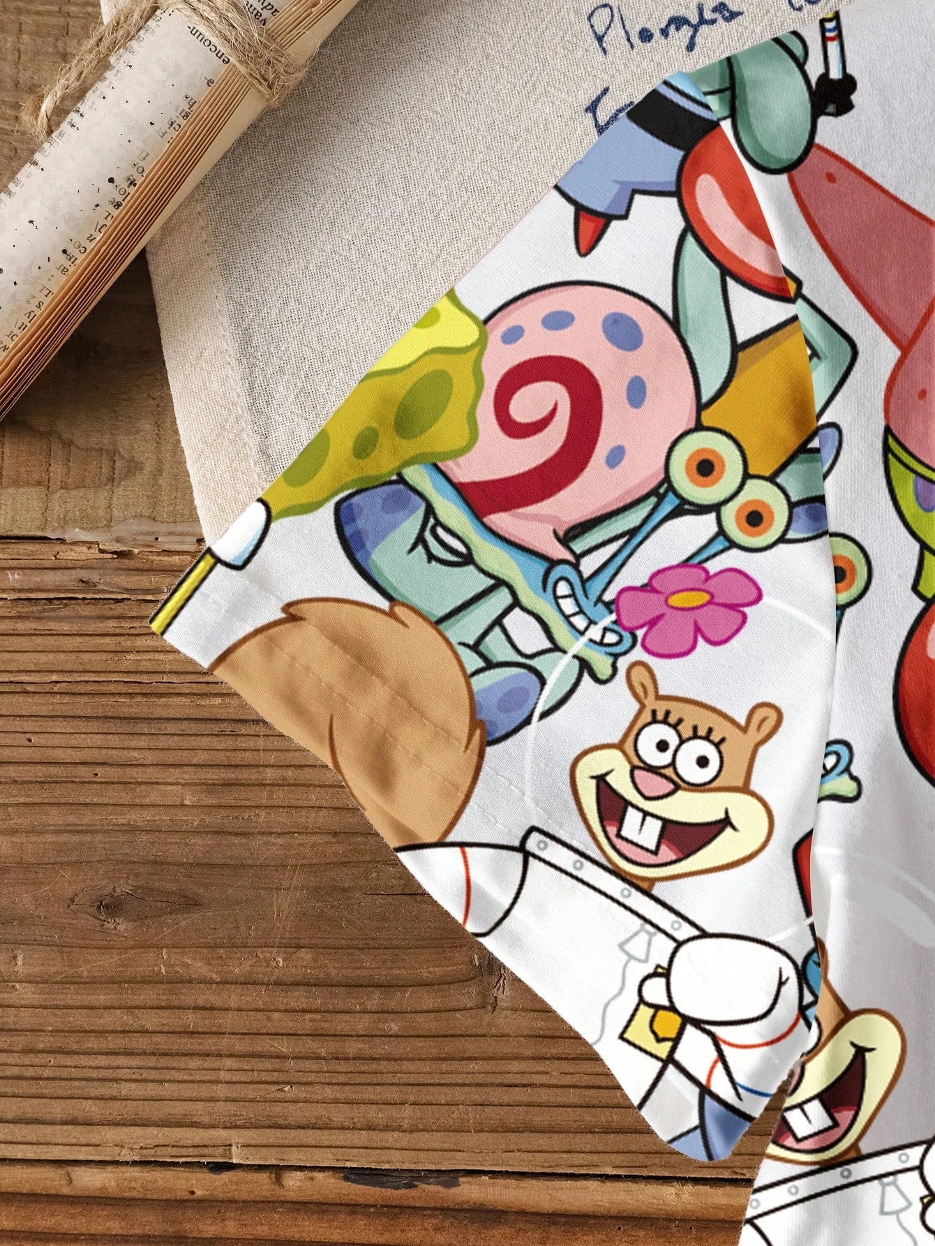 Camiseta Bob Esponja - Estampado integral de personajes